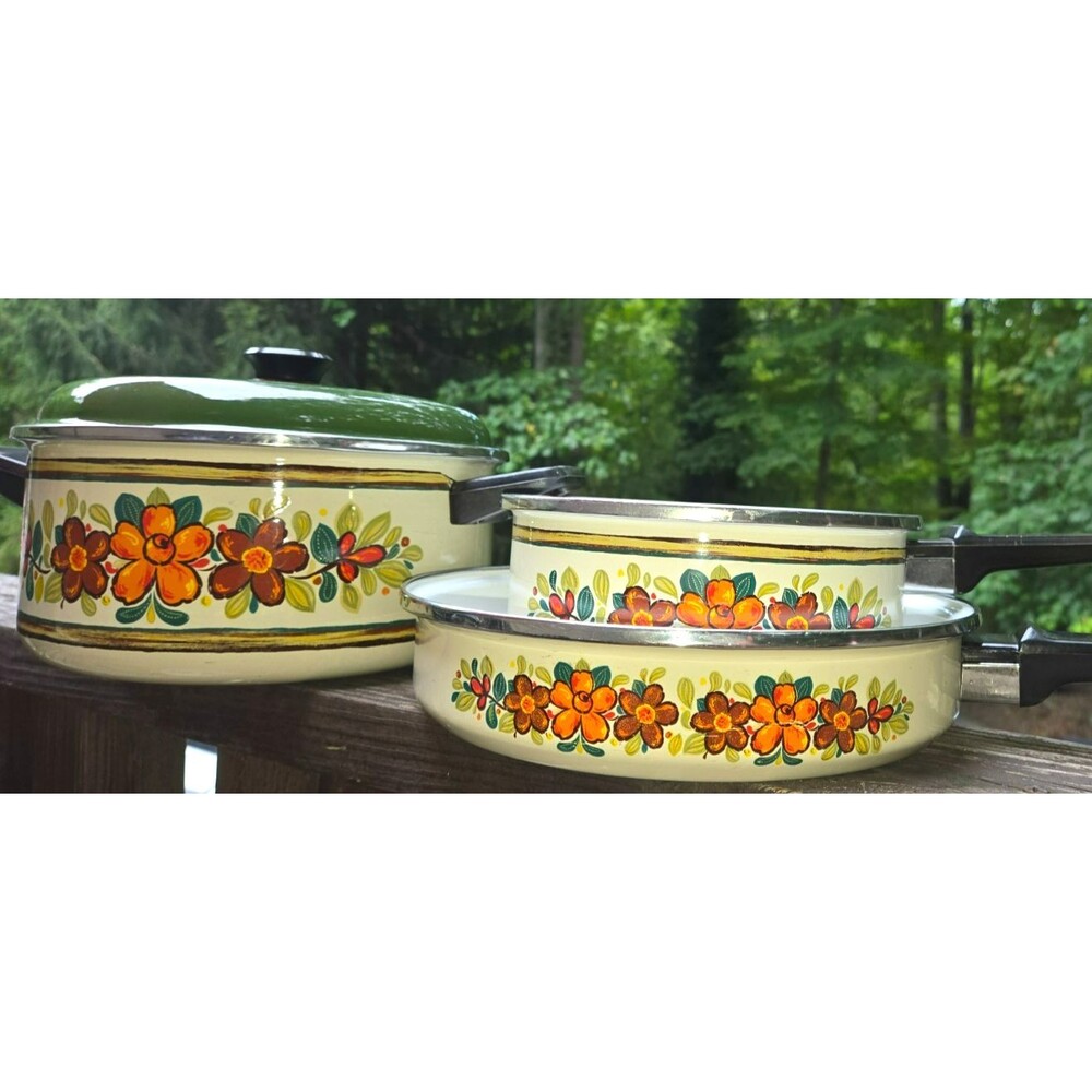 Vintage 1970s Enamelware Cookware Set – Avocado Green Floral (3 Pieces + 1 Lid)